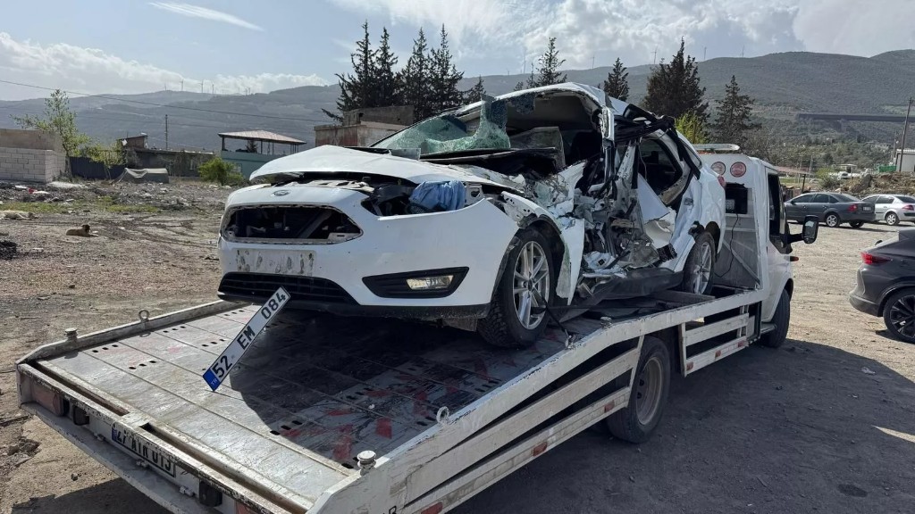 Hasarlı beyaz sedan çekici üzerinde