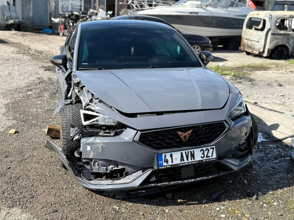Ön kısmı hasarlı gri hatchback