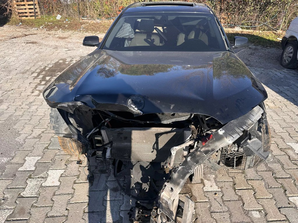 Önü ezilmiş siyah sedan