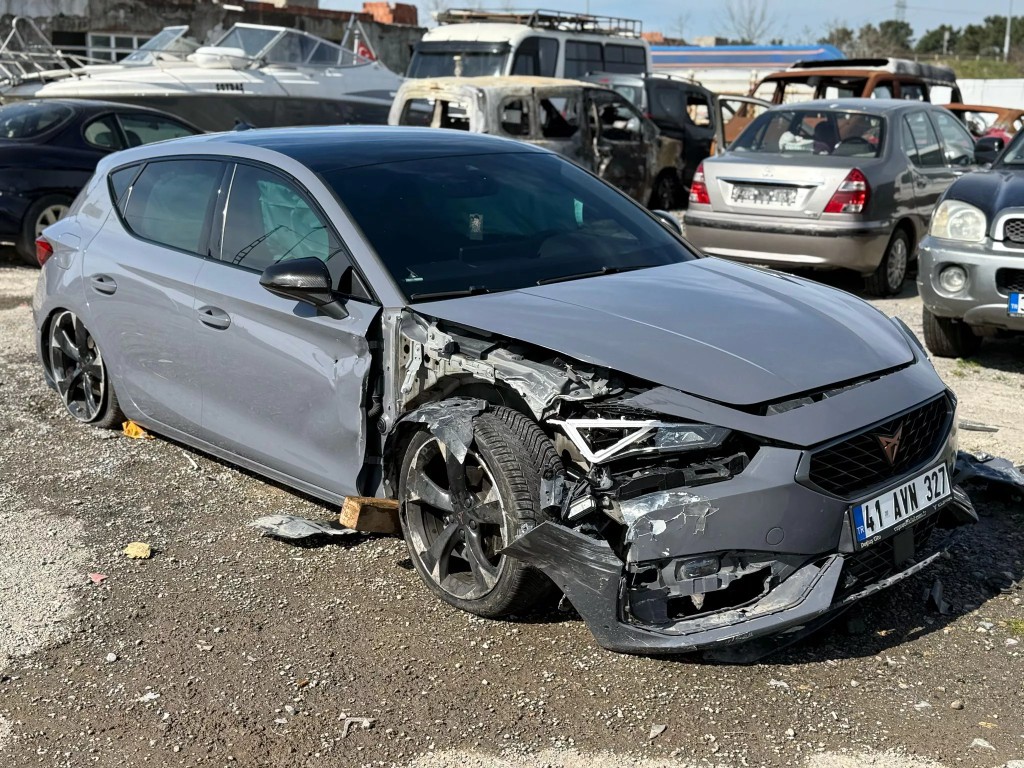 Ön ve yan hasarlı gri hatchback
