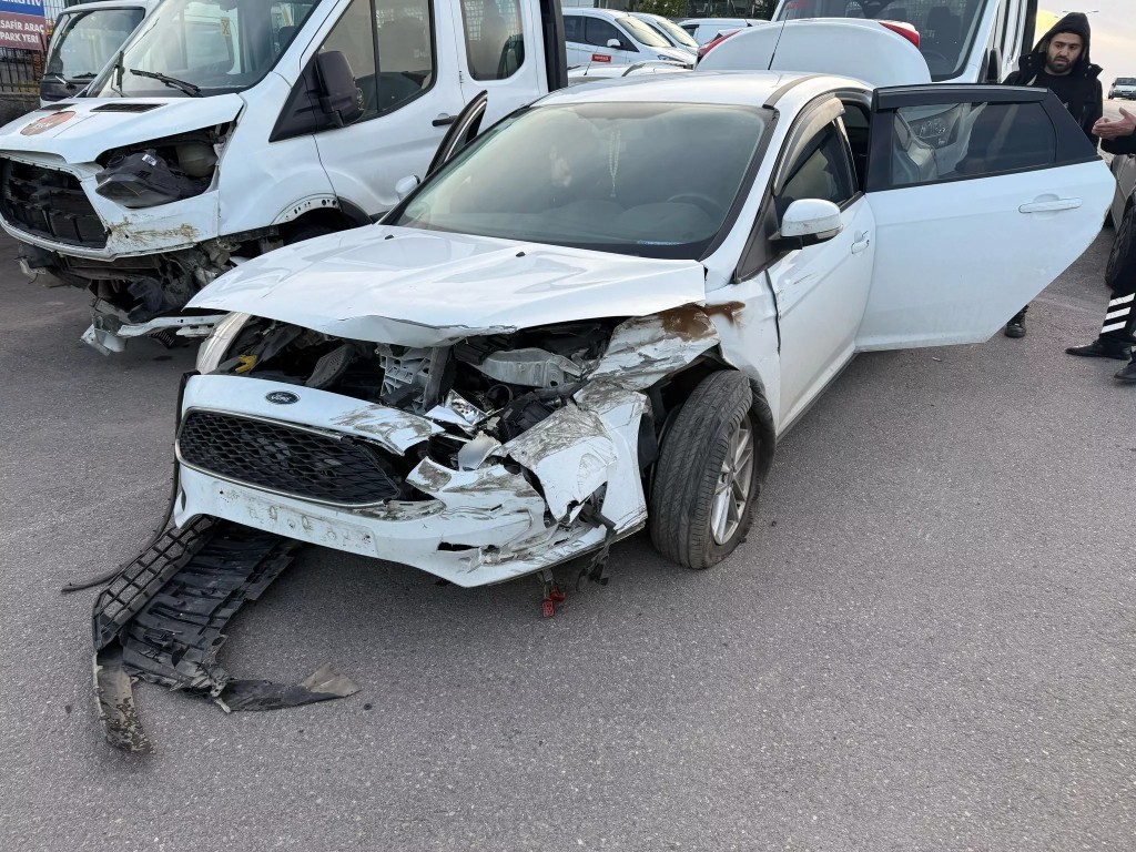 Önü ezilmiş beyaz hatchback