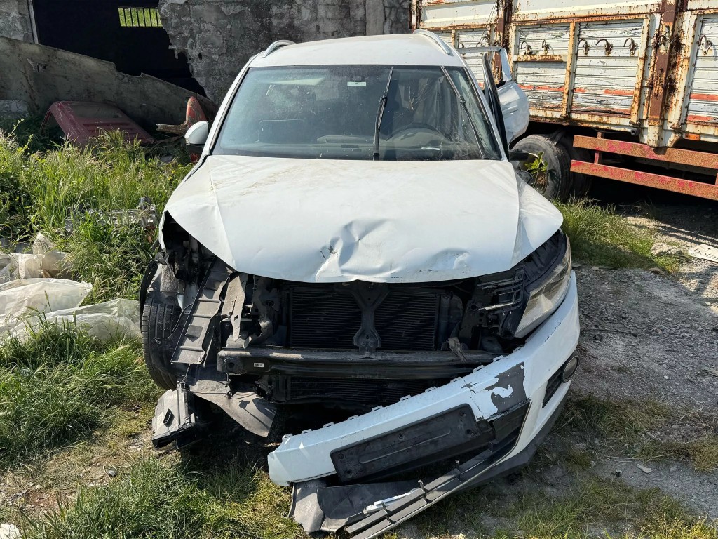 Önü ağır hasarlı beyaz SUV