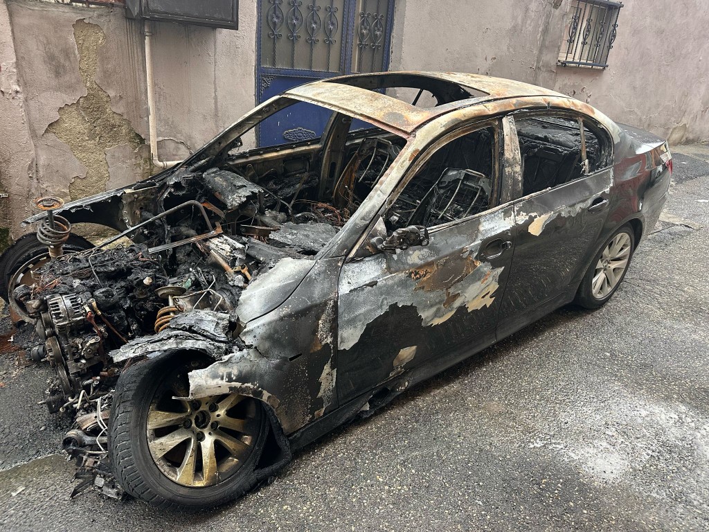 Yanmış siyah sedan