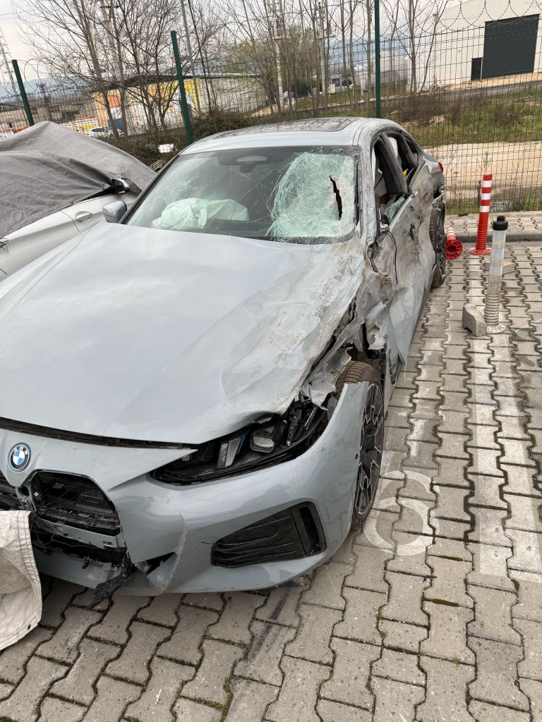 Önü ve camı hasarlı gri sedan
