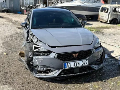 Ön kısmı hasarlı gri hatchback