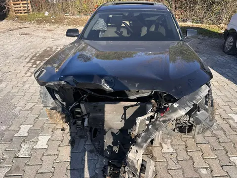 Önü ezilmiş siyah sedan
