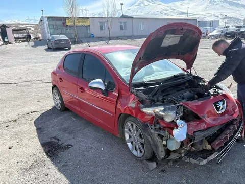 Önü hasarlı kırmızı hatchback