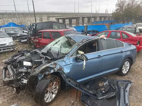 Önü ağır hasarlı mavi sedan